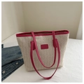 Détail du sac cabas en paille tissé à la main avec anses en similicuir rose magenta - Rose rouge