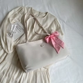 Sac fourre-tout crème minimaliste avec ruban à carreaux rose et détail du logo E - Blanc Cassé