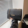 Elegante borsa trapuntata nera con catena dorata e raffinate cuciture a forma di V - Nero