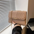Elegante borsa beige trapuntata con tracolla a catena dorata e cuciture a V - Cachi