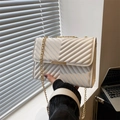 Piccola borsa quadrata bianca con trapuntatura a V, catena d'oro e chiusura in metallo - Bianco