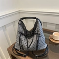 Sac cabas gris en toile avec pois cœur noirs et nœud posé sur une table en bois - Cœur Gris