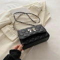 Schicke schwarze Stepptasche mit silberner Schleifenschnalle und Kettenriemen - Schwarz