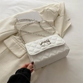 Elegante cremeweiße Stepptasche mit silberner Schleife und geflochtener Kette - Weiß