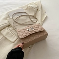 Beigefarbene Stepptasche mit silberner Schleifenschnalle und Leder-Kettengurt - Khaki