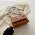 Stepptasche in Karamellbraun mit silberner Schleifenschnalle und Kettenriemen - Braun