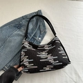 Schicke schwarze Tragetasche mit bunten Zickzack-Stickereien und Stepptextur-Details - Schwarz