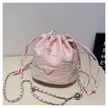 Dettaglio borsa a secchiello rosa con ricami a onde e tracolla a catena d'argento - Rosa