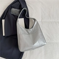 Bolso tote plateado con diseño de patchwork geométrico y correa ancha al hombro - Plateado