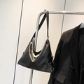 Bolso hobo negro de piel sintética mate con cadena plateada y detalles de perlas blancas - Negro