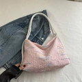 Schicke rosa Hobo-Tasche mit geprägter Textur und bunt gestickten Streifen - Rosa