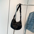 Bolso media luna de nailon negro con asa plisada y detalle de cordón ajuste - Negro
