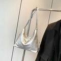 Bolso tote plateado metalizado para mujer con cadena y adornos de perlas - Plateado