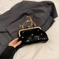 Elegante schwarze Retro-Abendtasche mit goldenem Herzakzent und Kettenriemen - Schwarz