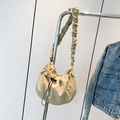 Bolso de hombro plisado beige con correa fruncida y cierre de cordón ajustable - Caqui