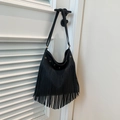 Borsa hobo nera in pelle martellata con lunghe frange e dettaglio ad anello metallico - Nero