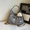 Silberne Metallic-Tote-Bag mit Herzdekor und Wolken-Anhänger in modernem Design - Mit Anhänger / Dunkelbraun