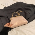 Rosafarbene glänzende Handtasche mit goldenen Herznieten und Metallrahmenverschluss - Rosa