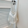 Borsa hobo boho bianca in similpelle con lunghe frange e tracolla regolabile - Bianco