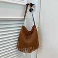 Borsa hobo bohémien marrone caramello con lunghe frange e dettagli in occhielli - Marrone