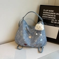 Hellblaue Shopper-Tasche aus Denim mit bunten Herz-Patches und Wolken-Anhänger - Mit Anhänger / Blau