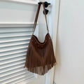 Borsa a tracolla bohémien marrone scuro in pelle martellata con lunghe frange vintage - Marrone