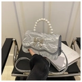 Dettaglio borsa metallizzata argento con manico di perle e decorazione a fiocco - Grigio