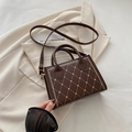 Borsa a tracolla marrone scuro con cuciture a rombi e dettagli ricamati a cuore - Marrone