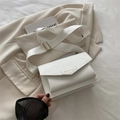 Minimalistische weiße PU-Leder Umhängetasche mit breitem Gurt und goldener Aufschrift - Gebrochenes Weiß