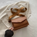 Umhängetasche aus karamellbraunem Leder mit verstellbarem breitem Nylon-Schultergurt - Braun