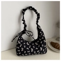 Detalle del bolso tote negro con lazos blancos y correa de hombro tipo scrunchie - Negro