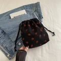 Mini borsa a secchiello in velluto a coste nero con stampa fragole e chiusura a coulisse - Nero