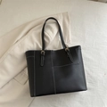 Bolso tote clásico de cuero negro con costuras blancas en contraste y hebillas doradas - Negro