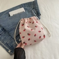 Mini borsa a secchiello in velluto rosa con stampa di fragole e coulisse bianca - Rosa