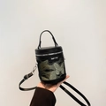 Schwarze Beuteltasche mit Schmetterlingsstickerei und silbernem Reißverschluss - Schmetterling Stickerei Stil / Schwarz & Gold