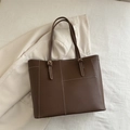 Bolso tote de cuero marrón oscuro con costuras blancas en contraste y hebilla dorada - Marrón