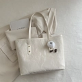 Bolso tote crema de gran capacidad con textura de mármol y colgante de peluche suave - Con Colgante / Blanco Roto