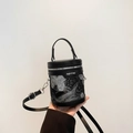 Schwarze Zylindertasche mit silberner Schmetterlingsstickerei und Trageriemen - Schmetterling Stickerei Stil / Schwarz Silber