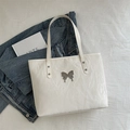 Borsa tote bianca con fibbia a farfalla argentata e finitura testurizzata elegante - Bianco