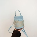 Hellblaue Beuteltasche mit goldenem Bergdruck, PU-Leder mit Umhängeriemen - Landschaftsgarten Druckstil / Blau