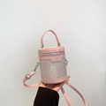 Rosafarbene Zylindertasche mit traditionellem Landschaftsdruck und silbernen Beschlägen - Chinesischer Landschaftsarchitektur Druckstil / Rosa