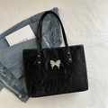 Borsa tote nera minimalista con farfalla metallica argentata e tessuto a pieghe - Nero