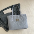 Borsa tote celeste minimalista con trama plissettata e ciondolo a farfalla argento - Blu