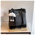 Détail du sac cabas gris avec motif chat noir et charm nuage en peluche blanche - Gris à Pois avec Pendentif