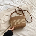 Gestreifte Stroh-Eimertasche mit dunkelbraunem Lederriemen für den Sommer am Strand - Beige und Braun