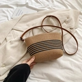 Gestreifte Stroh-Eimertasche mit braunem Lederriemen und schwarzen Streifendetails - Khaki und Schwarz