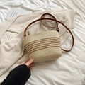 Beige Stroh-Beuteltasche mit braunen Streifen und verstellbarem Leder-Schultergurt - Beige