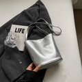Bolso cubo de cuero PU plateado metalizado con cuentas y correa de hombro fina - Estándar / Plateado