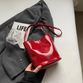 Bolso tipo cubo rojo brillante con texto blanco sobre un traje gris oscuro casual - Estándar / Burdeos