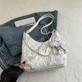 Borsa tote bianca trapuntata con ricami colorati e ciondolo a forma di nuvola - Con Ciondolo / Bianco